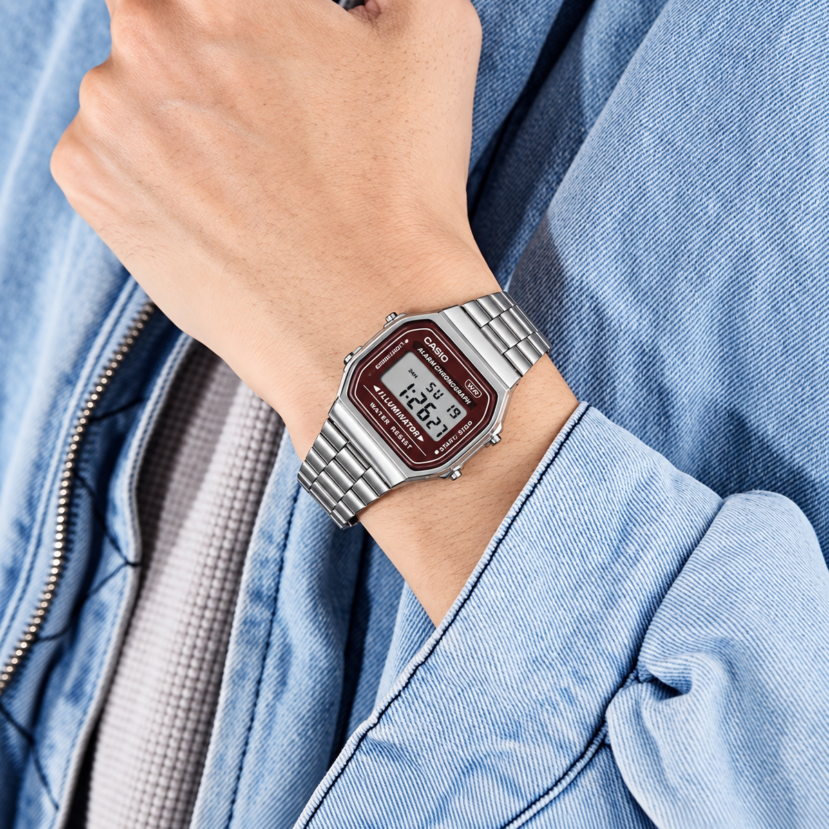 שעון יד דיגיטלי Casio A168WA-5A – כסוף עם מסך בורדו
