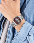 שעון יד דיגיטלי Casio A168WA-5A – כסוף עם מסך בורדו